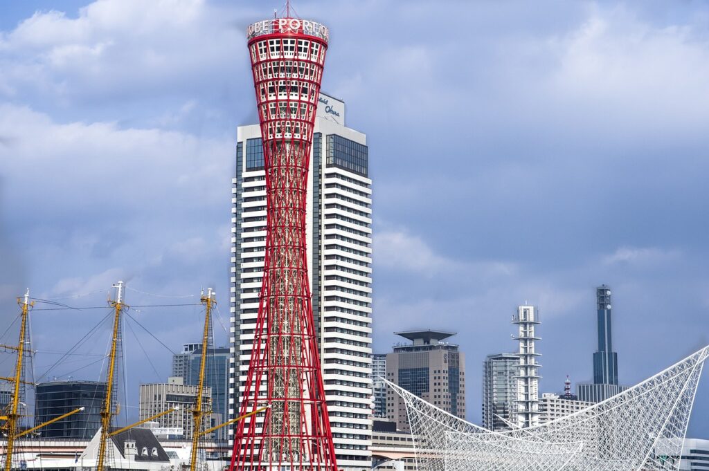 「難病HAEへの理解を広げる紫色の光 - 神戸ポートタワーが特別ライトアップ」
